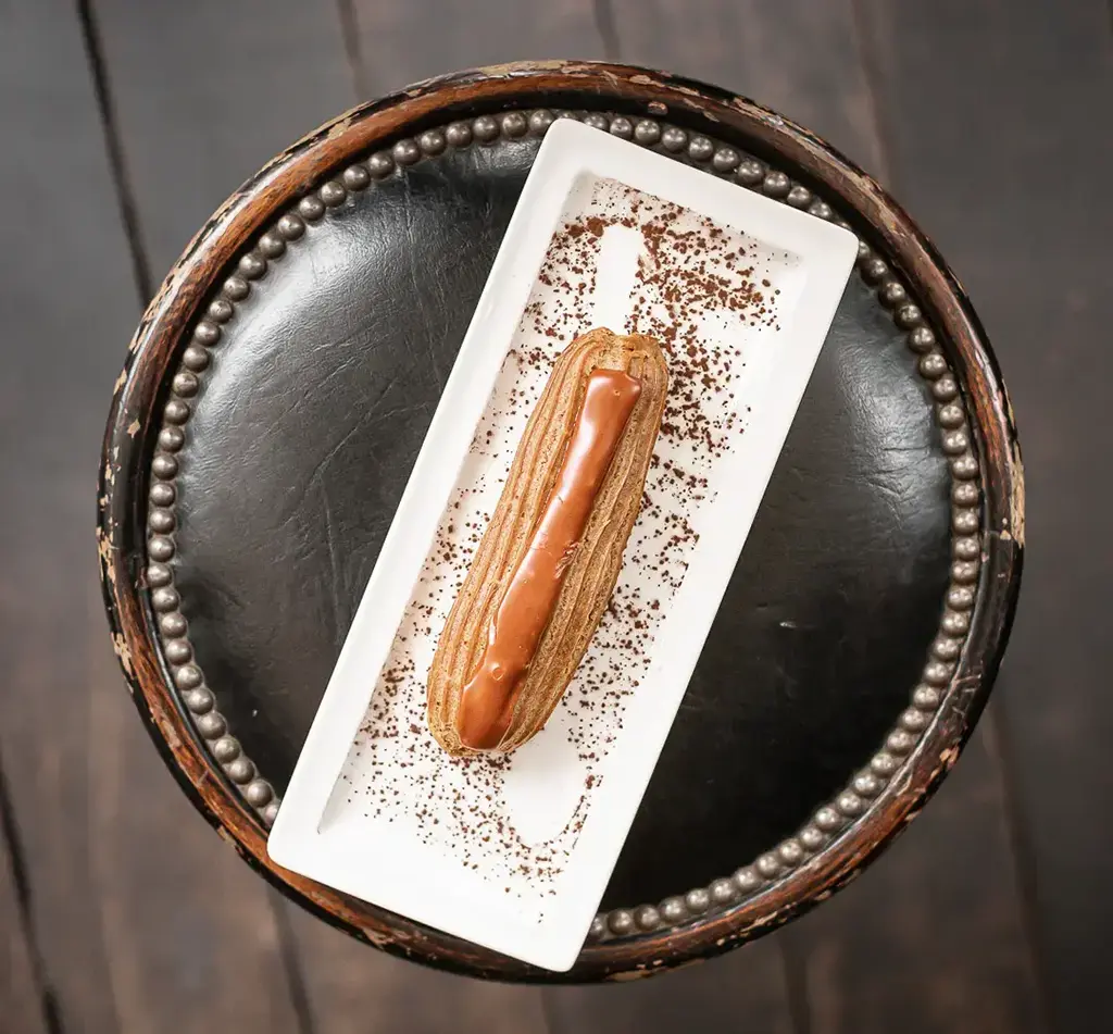 Eclair au café